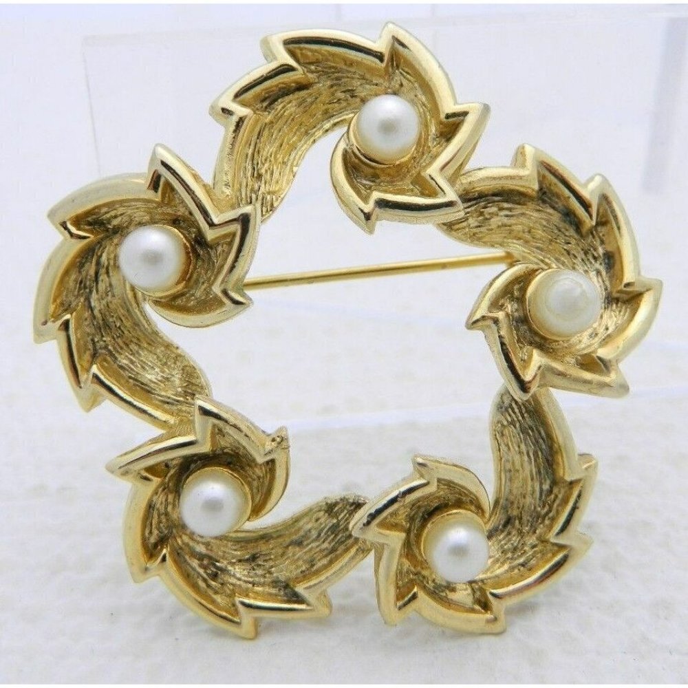 VTG Gold Tone Faux Pearl Textured Wreath Pin Brooch